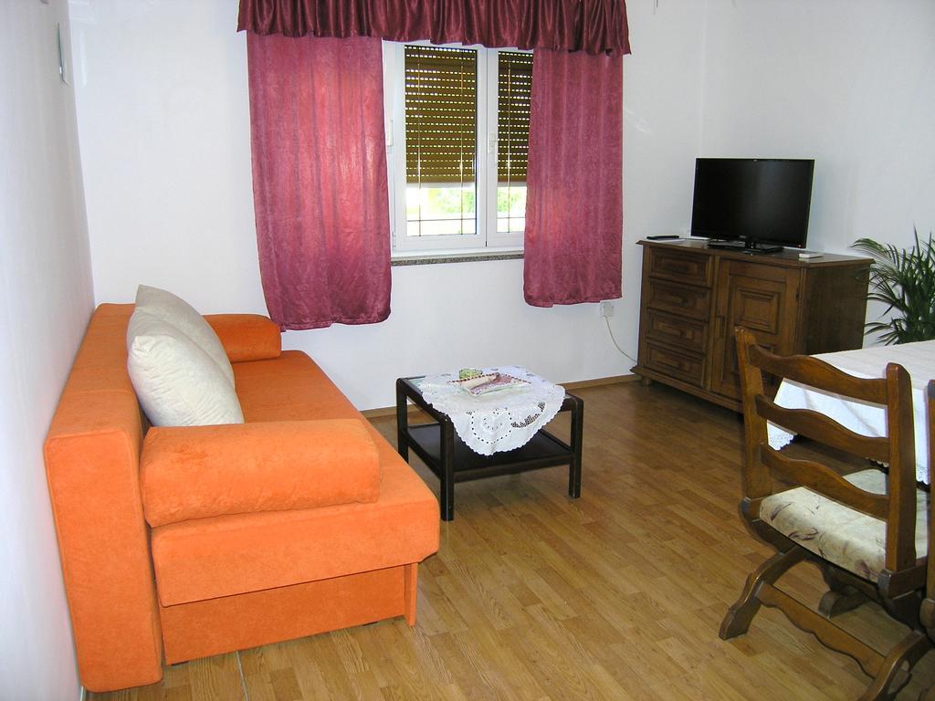 Apartment Julija Krk Town Buitenkant foto
